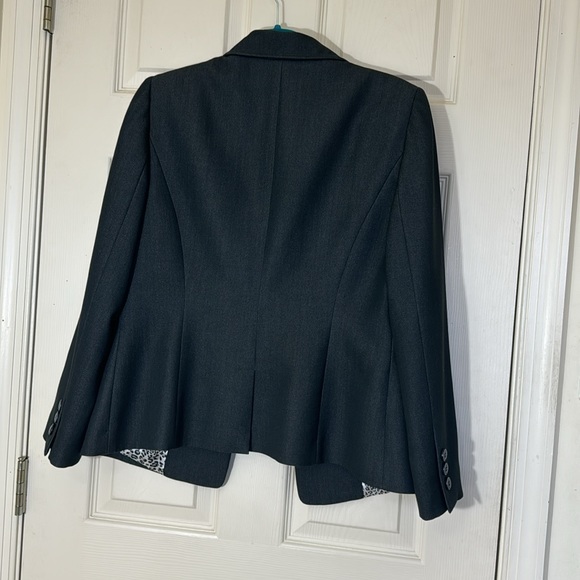 TAHARI Charcoal Gray Blazer With Pockets and Animal Print Lining Size 10p - Picture 6 of 9
